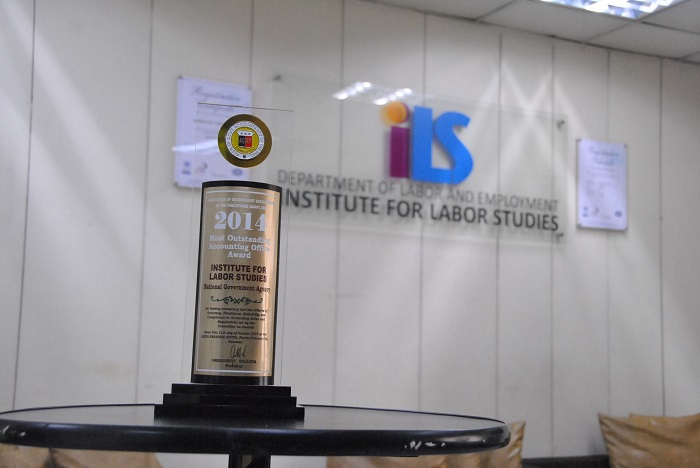 AGAP 2014 best accounting office Institute for Labor Studies trophy